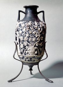 Uma pequena ânfora chamada vaso azul mostrando uma cena dionisíaca de Roman