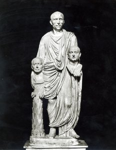Lucius Junius Brutus segurando bustos de seus antepassados (mármore) (foto a p/b) de Roman