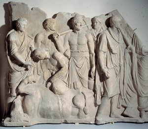 Relevo em mármore do Forum Trajan: cena de haruspice (devin etrusque) consultando as entranhas de um touro com padre e lictores. Dim. 0,6x2 m. cerca de 120 d.C. Paris, Museu do Louvre de Roman