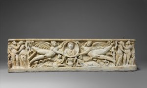 Sarcófago de mármore com erotas voadoras segurando um clipeus portrait, c.190-200 DC (mármore) de Roman