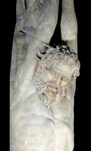 O tormento de Marsyas pendurado no tronco de um pinheiro. Detalhe. Escultura em mármore do final do terceiro início do século II AC. Sol 2,5 m Paris, Musee du Louvre de Roman