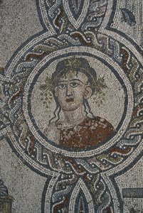 Mosaico das Quatro Estações, Casa de Dionísio, detalhe, cabeça (mosaico) de Roman
