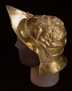 Capacete do desfile, representando cupidos em uma corrida de carros, do site romano em Newstead, Melrose, final do século I d.C. (latão) de Roman