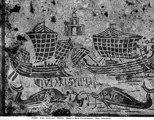 Detalhe do pavimento da Piazzale dell Corporazioni representando uma cena náutica (mosaico) de Roman