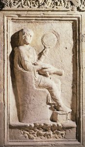 Alívio representando uma senhora romana com um espelho (pedra) de Roman
