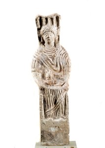 Representação do divinite Cibele sentado num trono. Por volta do século III AC. Saint Germain, Museu de Antiguidades de Roman