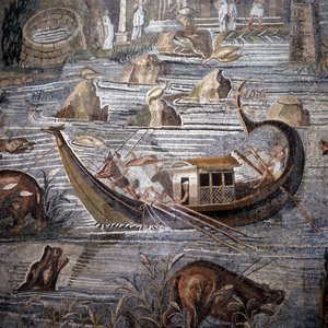 Navio fluvial do século I a.C. Detalhe do mosaico de Palestrine. O leme está na popa e duplo. Este mosaico vem do Templo da Fortuna e está agora preservado no Palácio Barberini. de Roman