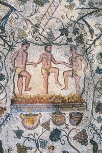 Arte Romana: Mosaico da Colheita. Detalhe representando três homens esmagando as uvas para obter o mout. Casa romana do anfiteatro. Ap. do século III. JC. Mérida Espanha - Arte romana: Mosaico da Colheita da Uva. Prensagem do vinho. Pormenor retratando trê de Roman