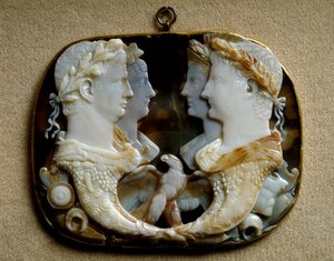 Arte Romana: Onyx camee (Gemma Claudia) decora representações do casal imperial Claude (Tiberius Claudius Drusus) (10 a.C.-54 d.C.) e sua esposa Agrippine the Young (15-59 d.C.) (Agrippina minor) (esquerda) e Caius Julius Caesar dit Germanicus (15 a.C.-19  de Roman