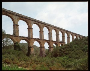 Arte Romana: vista do Aqueduto de Tarragona (Aqueduto das Ferreres ou Pont du Diable) século I, Espanha (Arte Romana: vista do Aqueduto romano Pont de les Ferreres (Pont del Diable) Tarragona, Espanha) de Roman