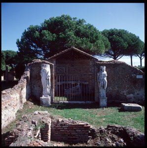 Arte Romana: vista das ruínas do santuário do divinite Attis (ou Atys), região IV de Roman