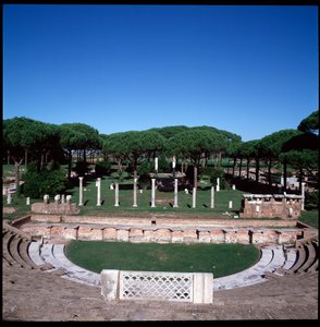 Arte Romana: vista para as ruínas do teatro de Roman