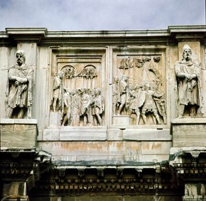 Arte romana: baixo relevo de mármore representando a distribuição de subsídios ao povo (esquerda) e a rendição de um líder bárbaro (direita). 312-315 AD. Arco de Constantino, Roma de Roman