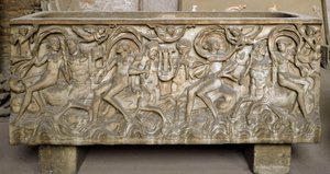 Arte romana: o sarcófago decora baixos relevos representando um cortejo de menades, centauros dançando e tocando música. Fim do século III. Museo Nazionale Romano (o delle Terme), Roma de Roman
