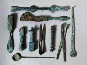 Arte romana: conjunto de instrumentos cirúrgicos da Casa do Cirurgião em Pompéia. Século I AC. Nápoles, Museo Archeologico Nazionale de Roman