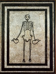 Arte romana: esqueleto com dois jarros. Mosaico do século I. Nápoles, museo nazionale archeologico - Arte romana: esqueleto segurando dois jarros. Mosaico do séc. I de Pompeia. Museu Nacional de Arqueologia, Nápoles, Itália. de Roman