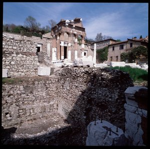 Arte romana: vista do Capitólio, 73 D.C., Brescia, Itália de Roman