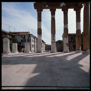 Arte romana: vista do Capitólio, 73 D.C., Brescia Itália de Roman