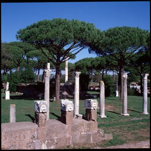 Arte romana: vista das ruínas do Templo de Ceres, sítio arqueológico de Óstia de Roman