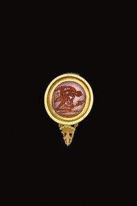 Pedra do anel romano em ambiente moderno (cornalina incrustada em ouro) de Roman