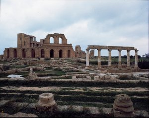 Teatro romano e casa de peristilo, séc. II-XIII de Roman