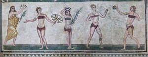 Sala das Meninas representando atletas em competição de atletismo com fato de banho de duas peças (mosaico) de Roman