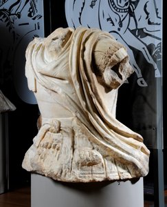 Torso esculpido de um cavaleiro que se acredita ser uma cópia de uma estátua de bronze original de Alexandre o Grande, c.75-25 aC (mármore) (ver também 371174) de Roman