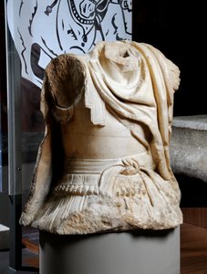 Torso esculpido de um cavaleiro que se acredita ser uma cópia de uma estátua de bronze original de Alexandre o Grande, c.75-25 aC (mármore) (ver também 371175) de Roman