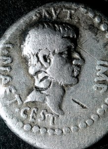 Moeda de prata com a efígie de Marcus Junius Brutus (83-42 AC) Senador romano de Roman