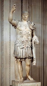 Estátua do Imperador Romano Trajano (Marcus Ulpius Traianus ou Traiano) (53-117 d.C.) de pé, navio de guerra. Por volta de 108 d.C. Sol 2 m Paris, Museu do Louvre de Roman