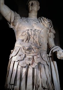 Estátua do Imperador Romano Trajano (Marcus Ulpius Traianus ou Traiano) (53-117 d.C.) de pé, navio de guerra. Detalhe da armadura representando o Imperador Domiciano (Domiziano ou Domiciano) (51-96 d.C.). Por volta de 108 d.C. Sol 2 m Paris, Museu do Louvr de Roman