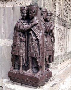 Tetrarcas. Esculturas em porfída vermelha do século IV. Veneza, Praça de St. Mark. de Roman