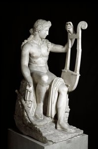 A Apollo Lyricine ou Apollo segurando uma escultura de mármore romano de lira depois do original grego. Século III a.C. Roma, Museo Nazionale Romano (Palazzo Massimo alle Terme) de Roman