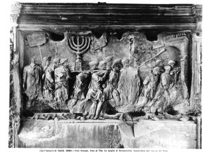 O Arco de Tito, detalhe dos tesouros do Templo sendo carregado após o Saco de Jerusalém em 70 d.C., 81 d.C. (pedra) (foto a p/b) de Roman