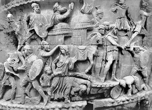 O Imperador Chegando a uma Aldeia enquanto está sendo saqueada, detalhe da coluna de Marcus Aurelius, AD 180-196 (mármore) (foto a p/b) de Roman