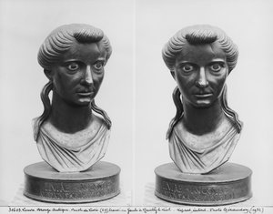 Dois pontos de vista de um busto de Livia (58 aC-29 dC) (bronze)