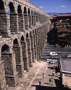 Vista ao lado do aqueduto romano, construído no século I d.C. (foto) de Roman
