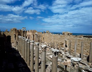 Vista da Basílica, construída como um tribunal de justiça, século III de Roman