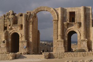 Vista do Arco do Triunfo, construído c.129 dC de Roman