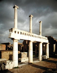 Vista do pórtico do Fórum de Roman