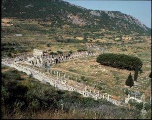 Vista da rua de Curetes em direcção à biblioteca de Celsus. de Roman