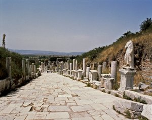 Vista da rua de Curetes em direcção à biblioteca de Celsus. de Roman