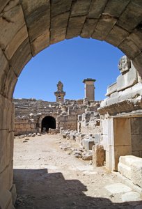 Vista através da entrada abobadada do teatro Xanthos no fosso da Orquestra, mostrando pilar e túmulo de Harpia, Xanthos, Turquia (foto) de Roman