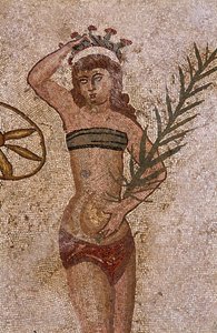 Jovens romanos envolvidos em exercícios físicos. Eles usam uma tanga ao redor dos rins e um estrofio (ancetra do sutiã) no peito. Uma tanga à volta dos rins. O ramo da palma da mão que eles seguram é um símbolo de vitória. Mosaico Romano do século III - IV de Roman