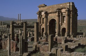 Arco de Trajano e Templo Capitolino (52-117 dC), c.100 dC, Alto Período Imperial (27 aC-395 dC) de Roman Imperial Period