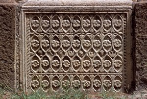 Fragmento arquitectónico com decoração esculpida, Alto Período Imperial (27 aC-395 dC) de Roman Imperial Period