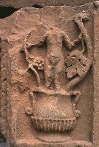 Fragmento arquitectónico com decoração esculpida, Sertius Market, Alto Período Imperial (27 aC-395 dC) (ver também 267025) de Roman Imperial Period
