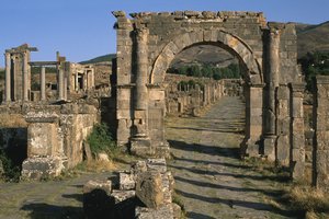 Cartão, arco e templo de Vênus (à esquerda), Alto Período Imperial (27 aC-395 dC) de Roman Imperial Period