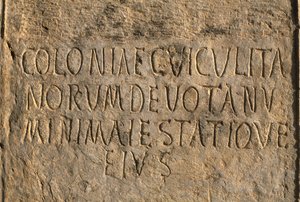 Inscrição latina com o nome da colônia Cuicul, Alto Período Imperial (27 aC-395 dC) de Roman Imperial Period