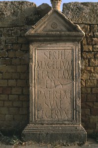 Estela com uma inscrição no Sertius Market High Imperial Period (27 aC-395 dC) de Roman Imperial Period